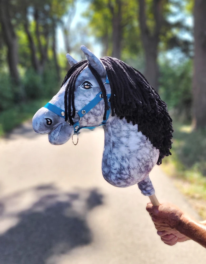 Super Hobby Horse Medinis žirgas su pilku margu kailiu ir juoda karčia