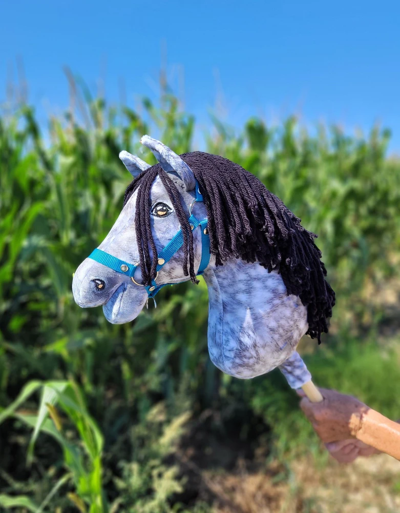Super Hobby Horse Medinis žirgas su pilku margu kailiu ir juoda karčia