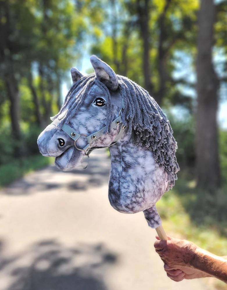 Super Hobby Horse Medinis žirgas su pilka karčiais – margas pilkas