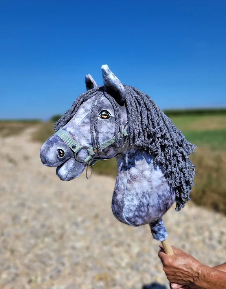 Super Hobby Horse Medinis žirgas su pilka karčiais – margas pilkas