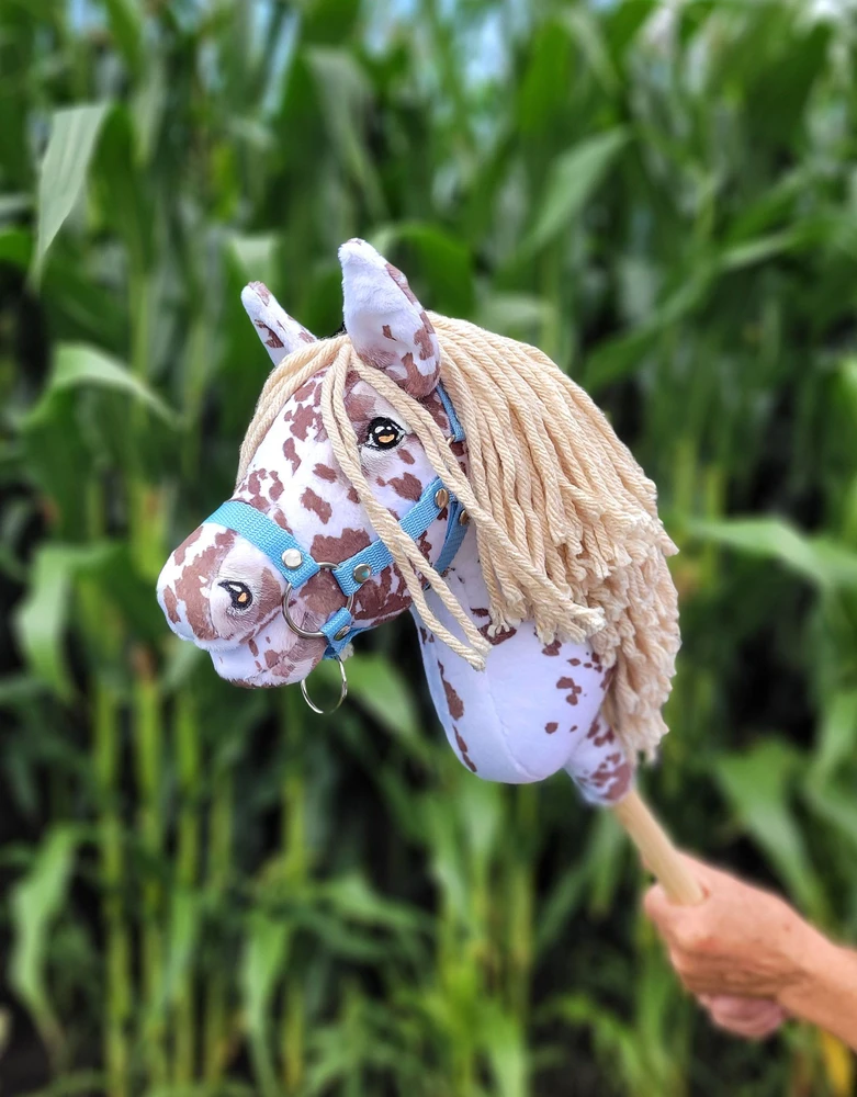 Super Hobby Horse Hobby Horse lazdelinis arkliukas su ruda leopardine spalva ir smėlio karčiais