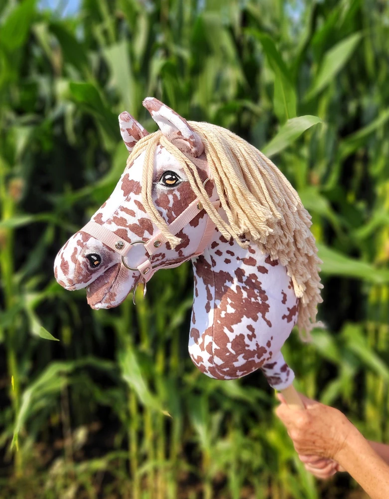 Super Hobby Horse Medinis žirgas su kotu – rudas leopardinis su smėlio spalvos karčiais