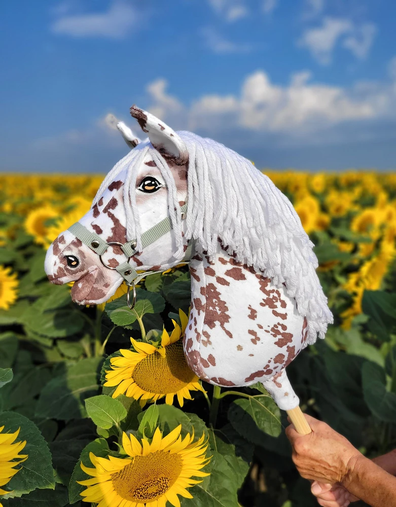 Hobby horse arkliukas Super Hobby Horse Premium – rudas leopardinis arkliukas su baltais karčiais A3