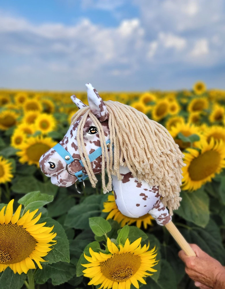 Super Hobby Horse Hobby Horse lazdelinis arkliukas su ruda leopardine spalva ir smėlio karčiais