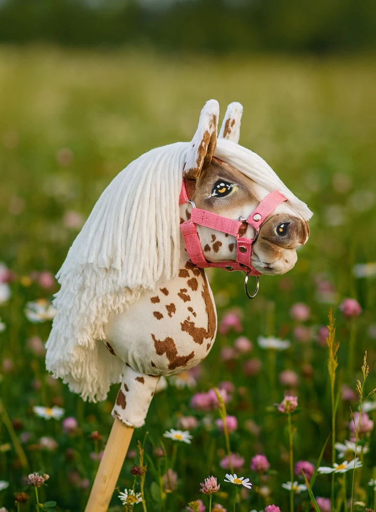 Hobby Horse lazdelinis arkliukas Premium rudas leopardinis su balta karčiais