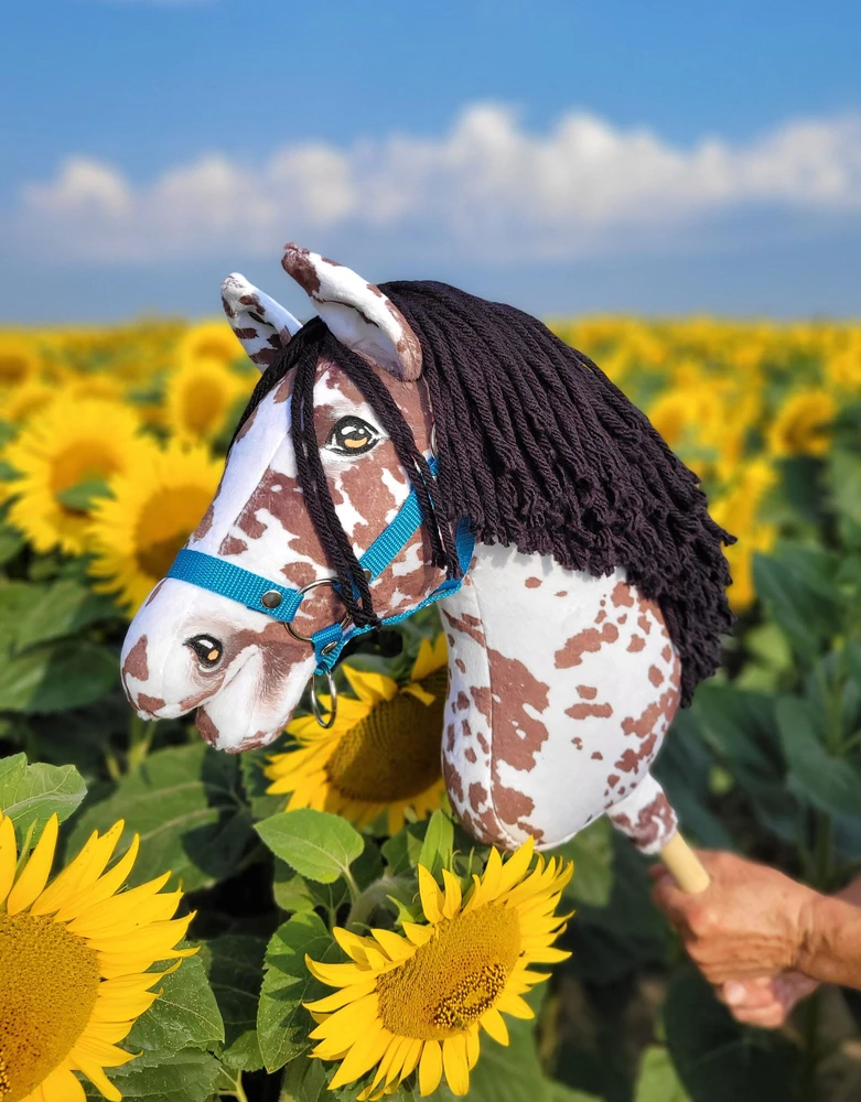 Super Hobby Horse Medinis žirgas su kotu – rudas leopardinis su juoda karčiais