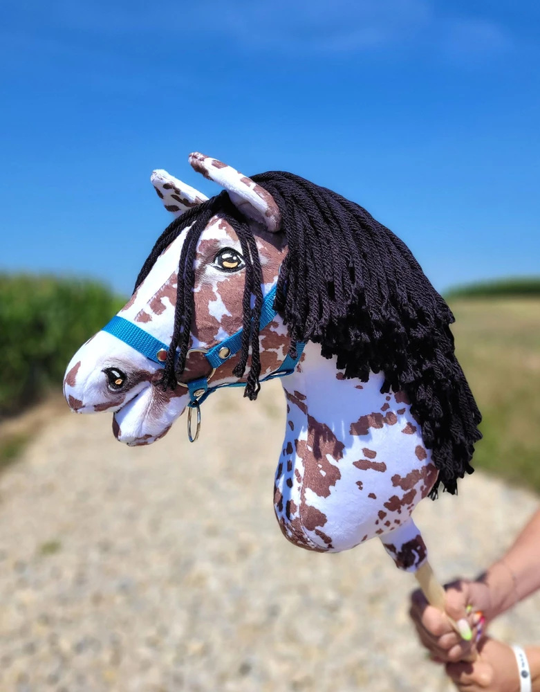 Super Hobby Horse Medinis žirgas su kotu – rudas leopardinis su juoda karčiais
