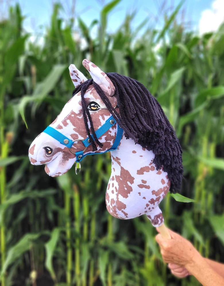 Super Hobby Horse Medinis žirgas su kotu – rudas leopardinis su juoda karčiais