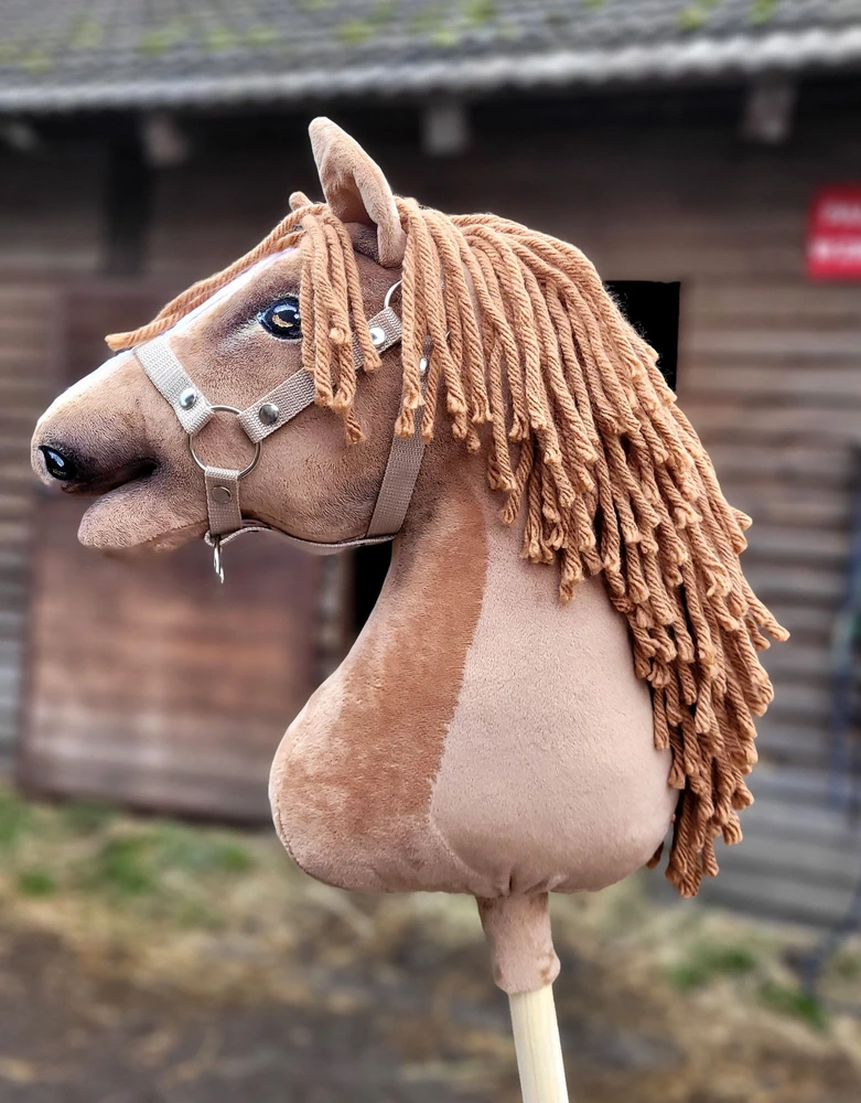 Super Hobby Horse Medinis arkliukas su lazda šviesiai kaštoninis