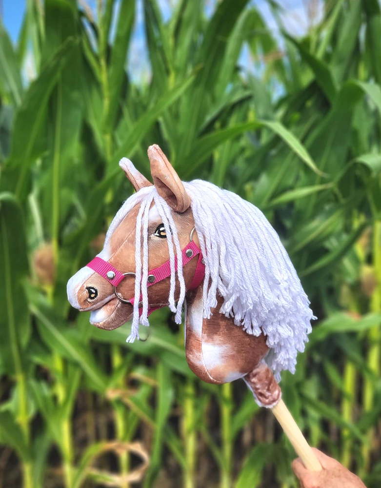 Hobby Horse lazdelinis arkliukas tobiano bay su balta karčiene Super Hobby Horse Premium