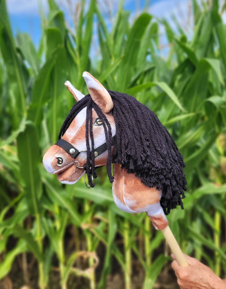 Hobby Horse lazdelinis arkliukas tobiano bay su juoda karčiene Super Hobby Horse Premium