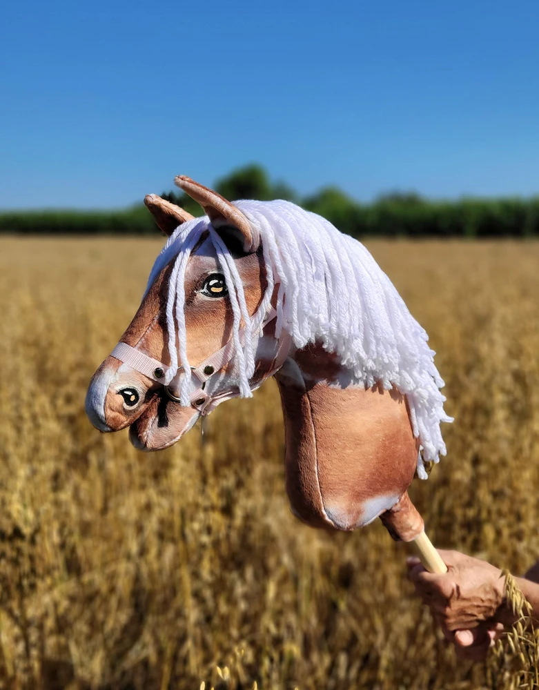 Super Hobby Horse Medinis žirgas su kotu – rudas tobiano su balta karčiais