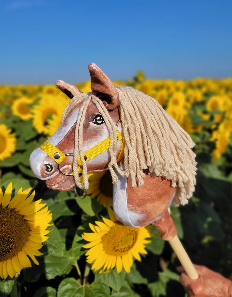 Hobby Horse lazdelinis arkliukas tobiano bay su smėlio spalvos karčiais Super Hobby Horse Premium