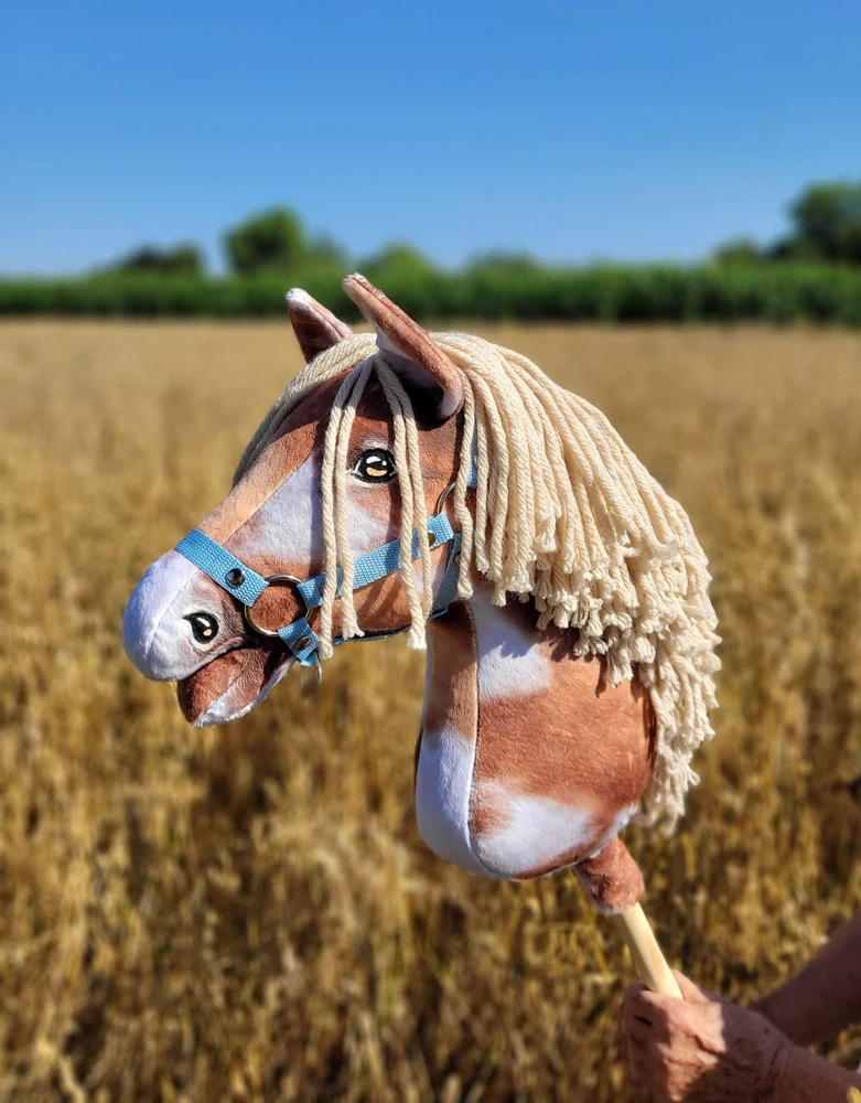 Super Hobby Horse Medinis hobis žirgas tobiano rudas su smėlio spalvos karčiais