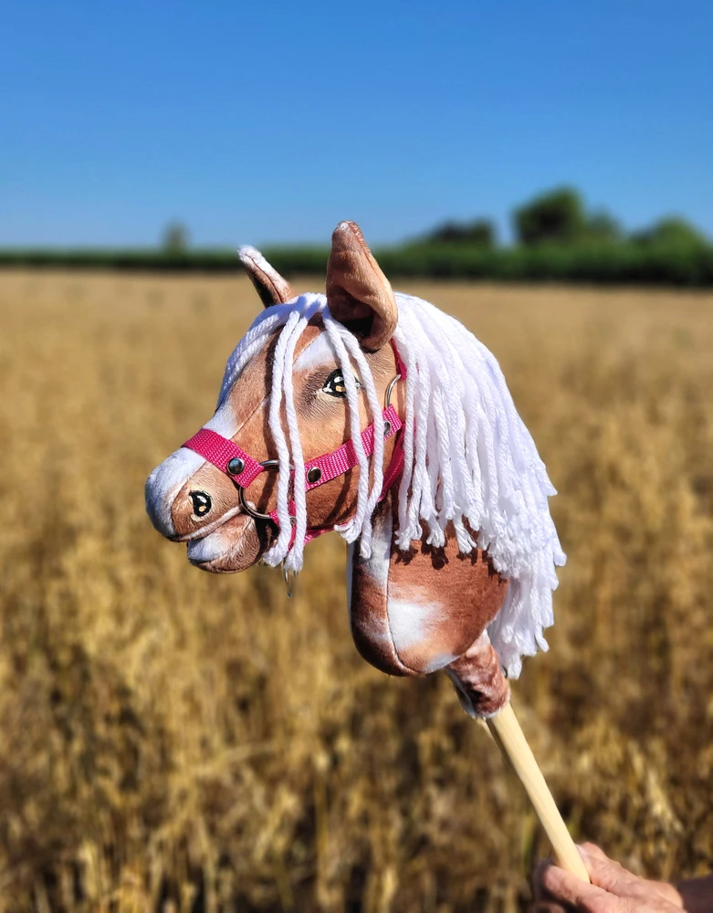 Hobby Horse lazdelinis arkliukas tobiano bay su balta karčiene Super Hobby Horse Premium