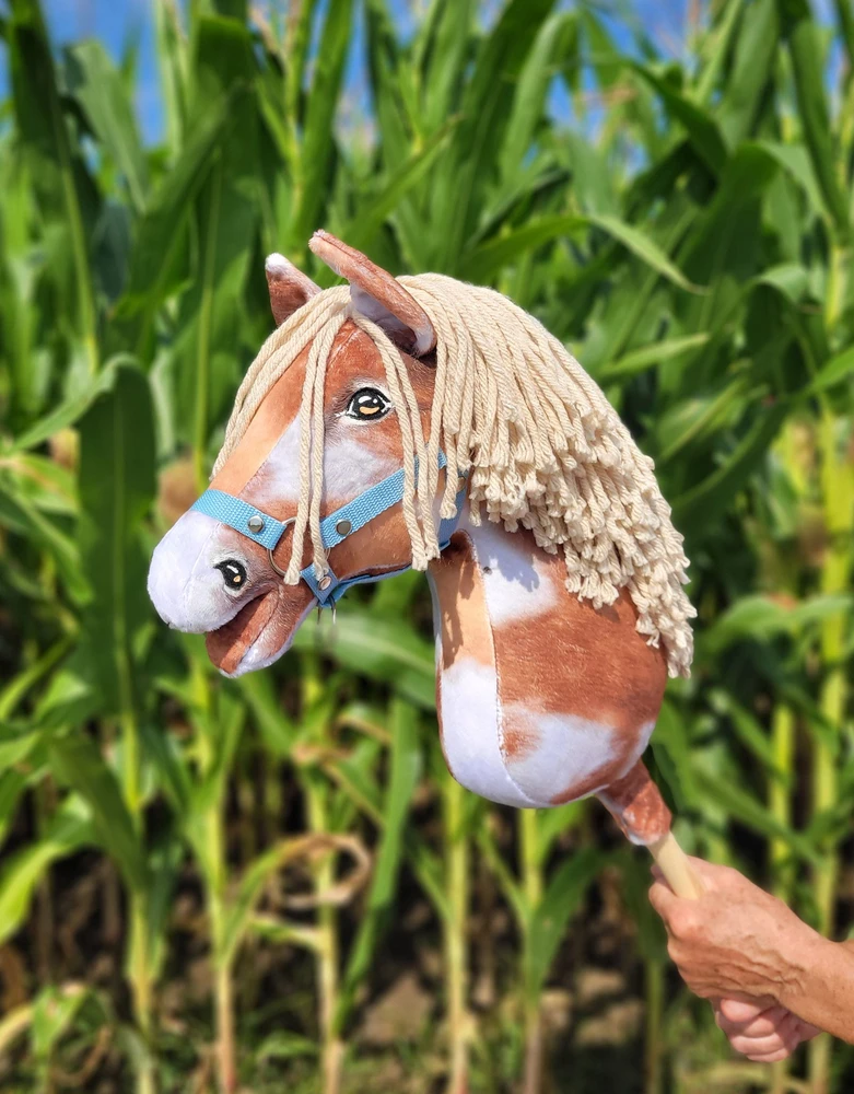Super Hobby Horse Medinis hobis žirgas tobiano rudas su smėlio spalvos karčiais