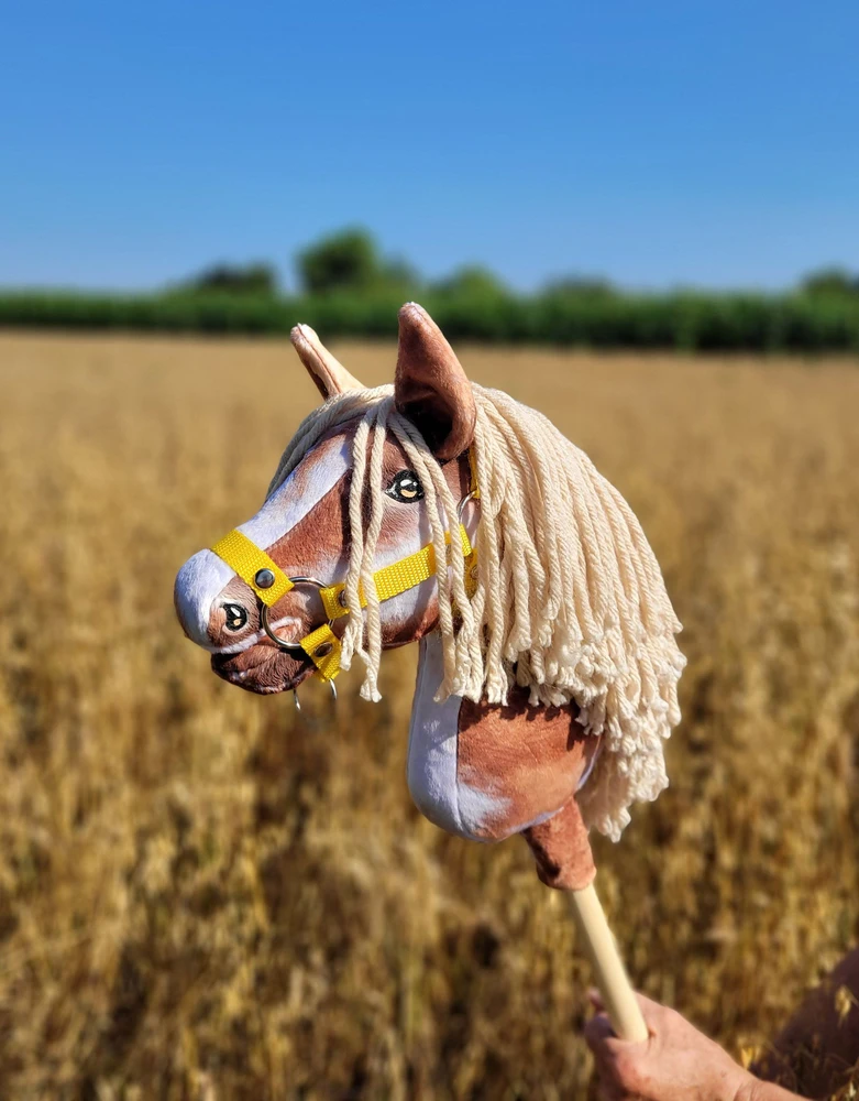 Hobby Horse lazdelinis arkliukas tobiano bay su smėlio spalvos karčiais Super Hobby Horse Premium