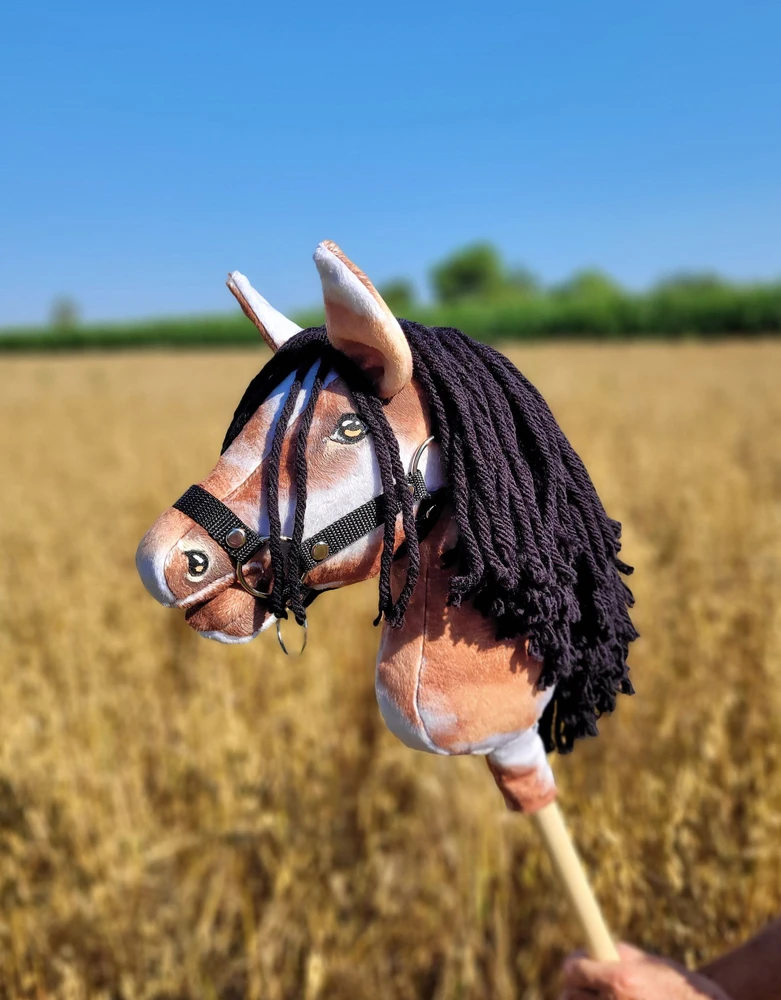 Hobby Horse lazdelinis arkliukas tobiano bay su juoda karčiene Super Hobby Horse Premium