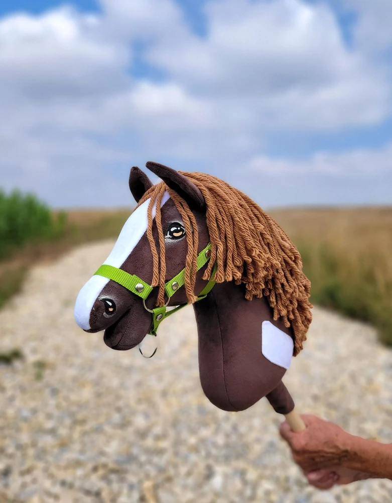 Super Hobby Horse Medinis arkliukas su lazda – tamsiai rudas, vakarietiško stiliaus