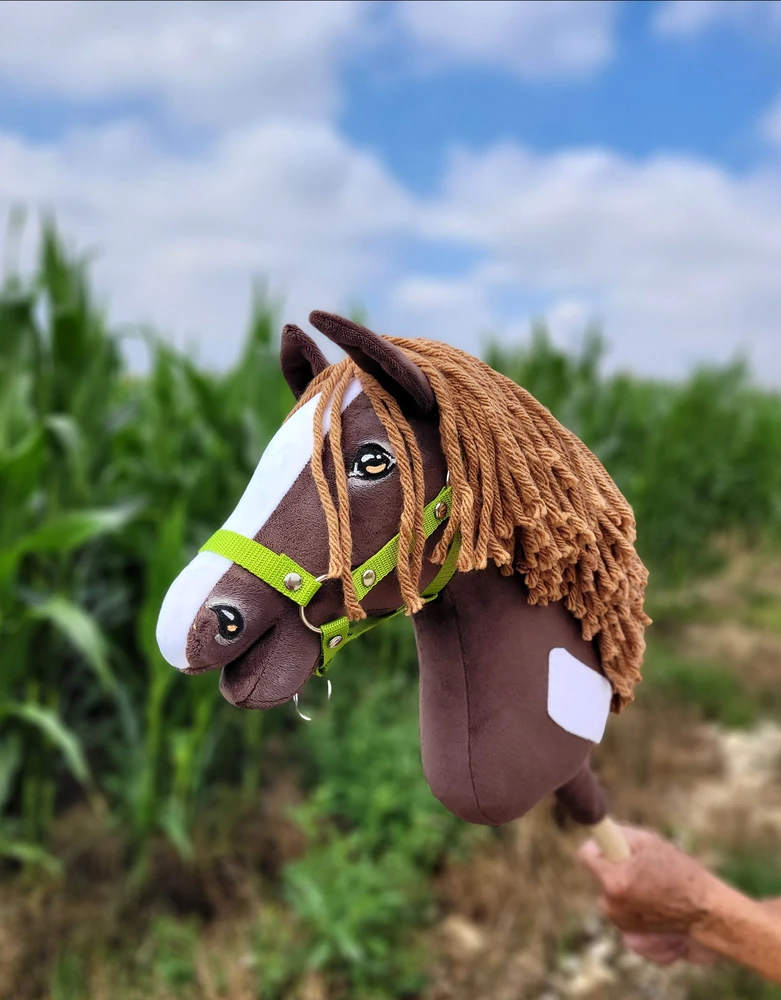 Super Hobby Horse Medinis arkliukas su lazda – tamsiai rudas, vakarietiško stiliaus