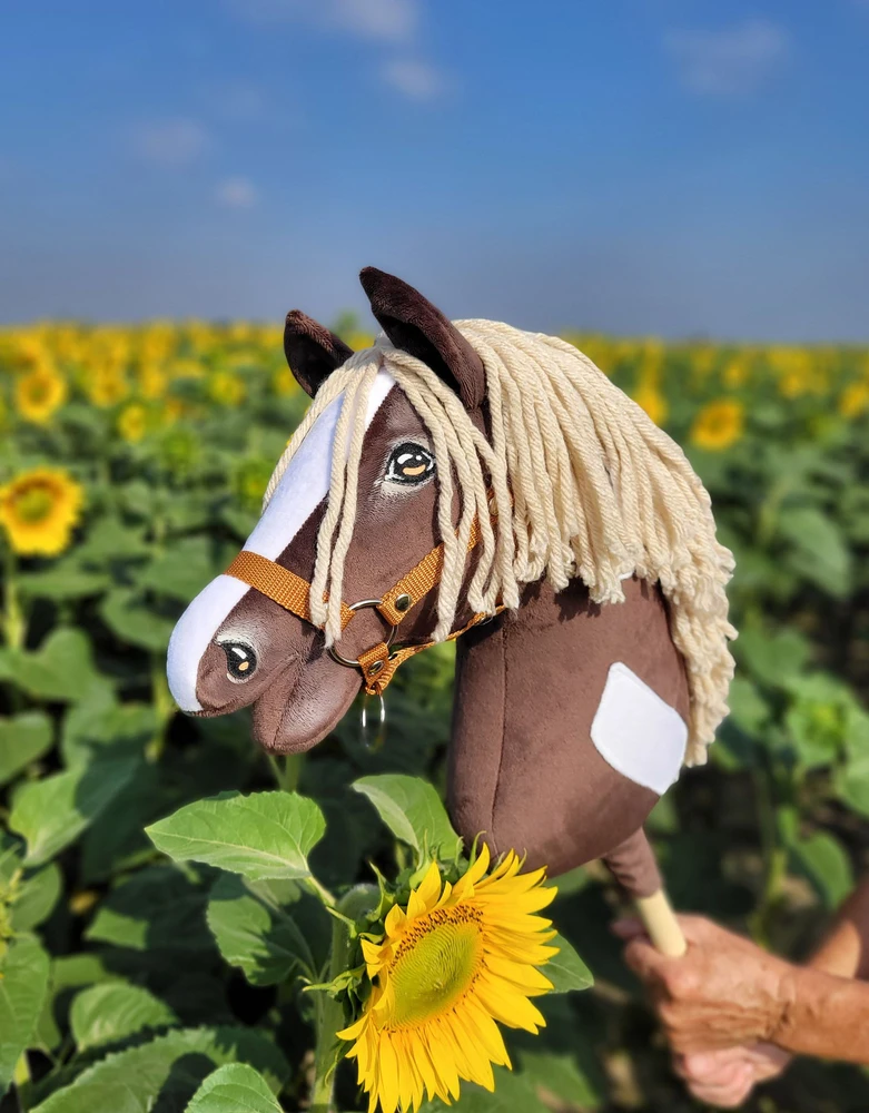 Super Hobby Horse Medinis žirgas su lazda tamsiai rudas – Premium Western