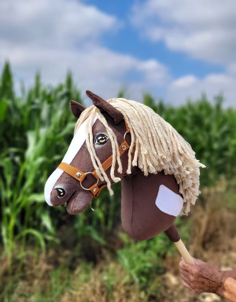 Super Hobby Horse Medinis žirgas su lazda tamsiai rudas – Premium Western
