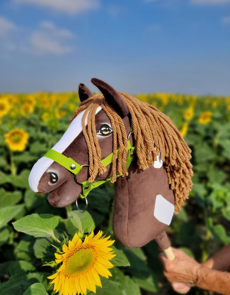 Super Hobby Horse Medinis arkliukas su lazda – tamsiai rudas, vakarietiško stiliaus