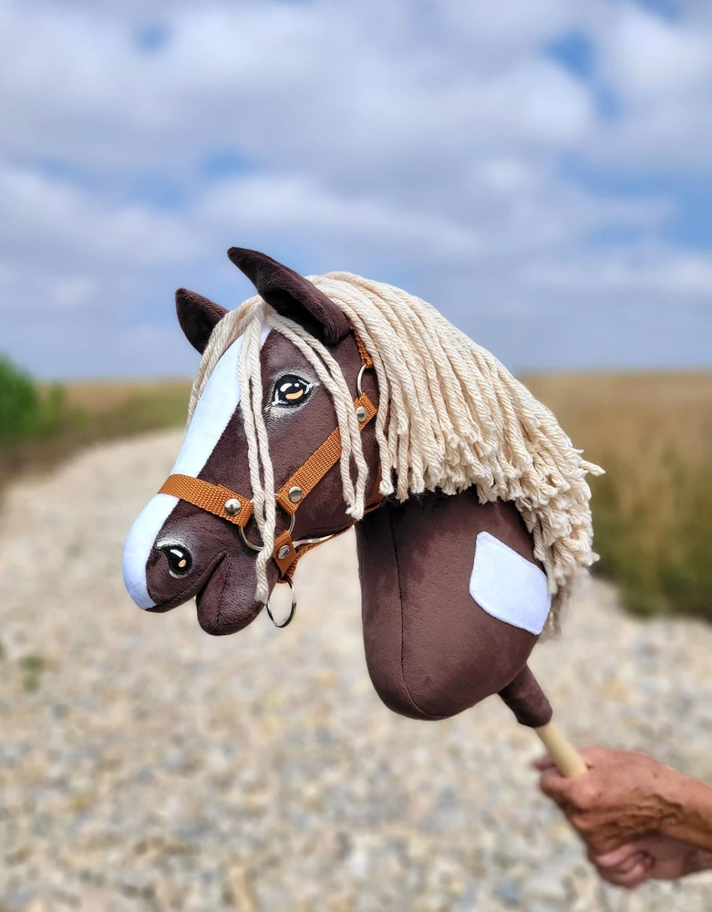 Super Hobby Horse Medinis žirgas su lazda tamsiai rudas – Premium Western