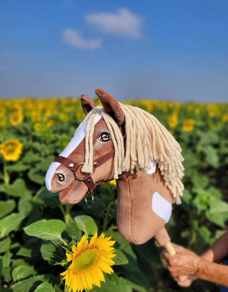 Super Hobby Horse Medinis žirgas su lazda – rudas, vakarietiško stiliaus