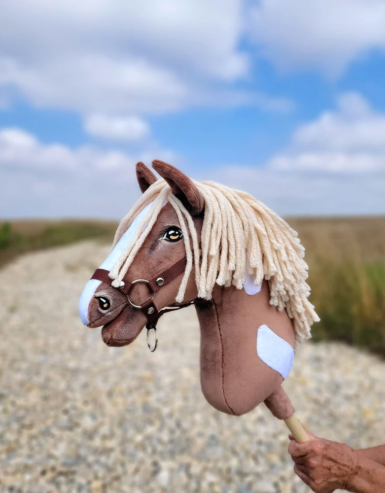 Super Hobby Horse Medinis žirgas su lazda – rudas, vakarietiško stiliaus