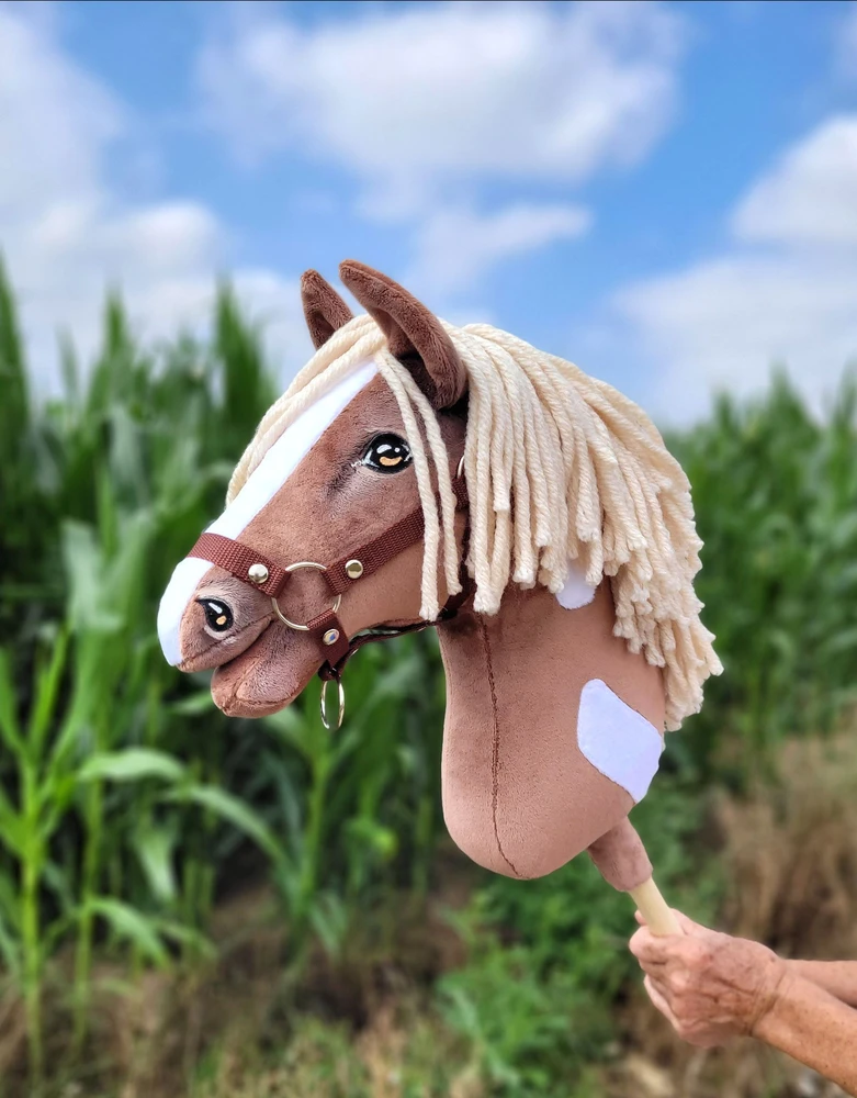 Super Hobby Horse Medinis žirgas su lazda – rudas, vakarietiško stiliaus