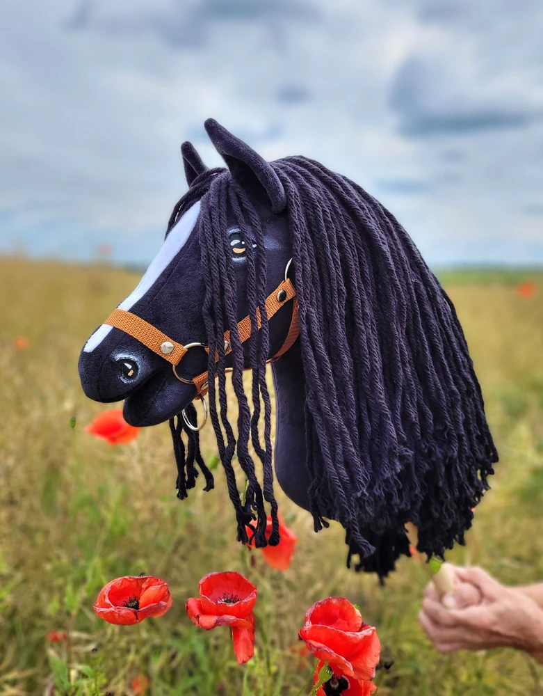 Super Hobby Horse Medinis žirgas su kotu – frizų veislės, premium