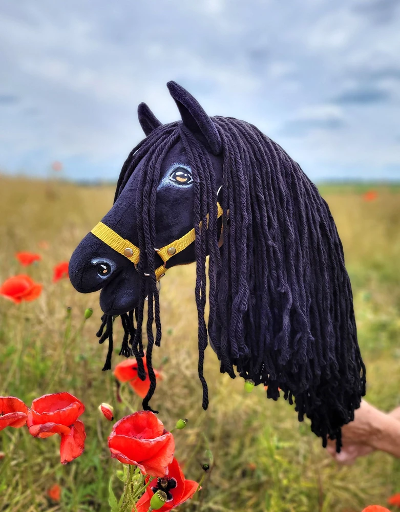 Super Hobby Horse Medinis žaislinis arkliukas su kotu – fryzų veislė