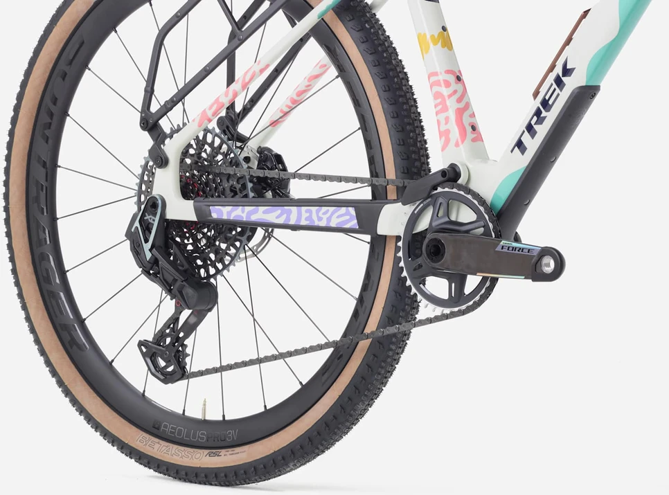 Dviratis 28" TREK Check-OUT SL 7 AXS baltas/žalias