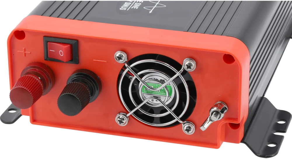 Įtampos keitiklis Yato YT-81482; 12 V DC -> 230 V AC; 600 W