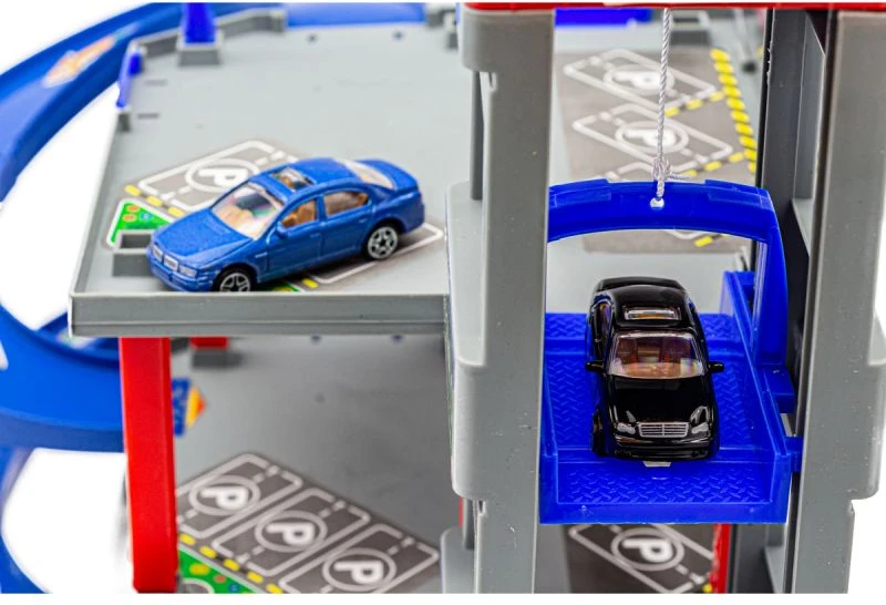 Daugiaaukštis žaislinis automobilių parkingas su keltuvu ir plovykla