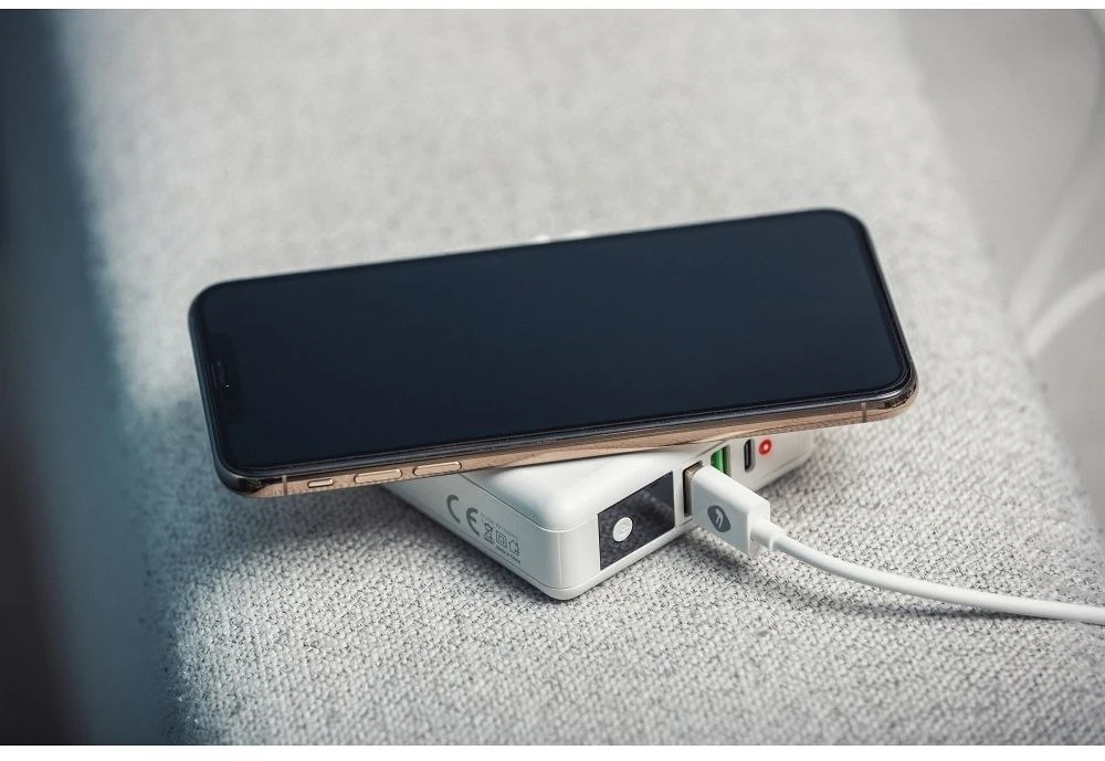 Daugiafunkcis įkroviklis Forcell F-Energy 4in1 2 x USB A + USB C 15W + išorinė baterija 8000mAh + belaidis įkrovimas baltas