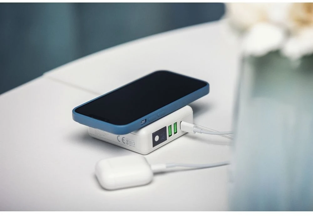 Daugiafunkcis įkroviklis Forcell F-Energy 4in1 2 x USB A + USB C 15W + išorinė baterija 8000mAh + belaidis įkrovimas baltas