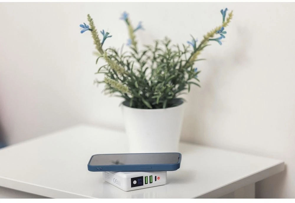 Daugiafunkcis įkroviklis Forcell F-Energy 4in1 2 x USB A + USB C 15W + išorinė baterija 8000mAh + belaidis įkrovimas baltas