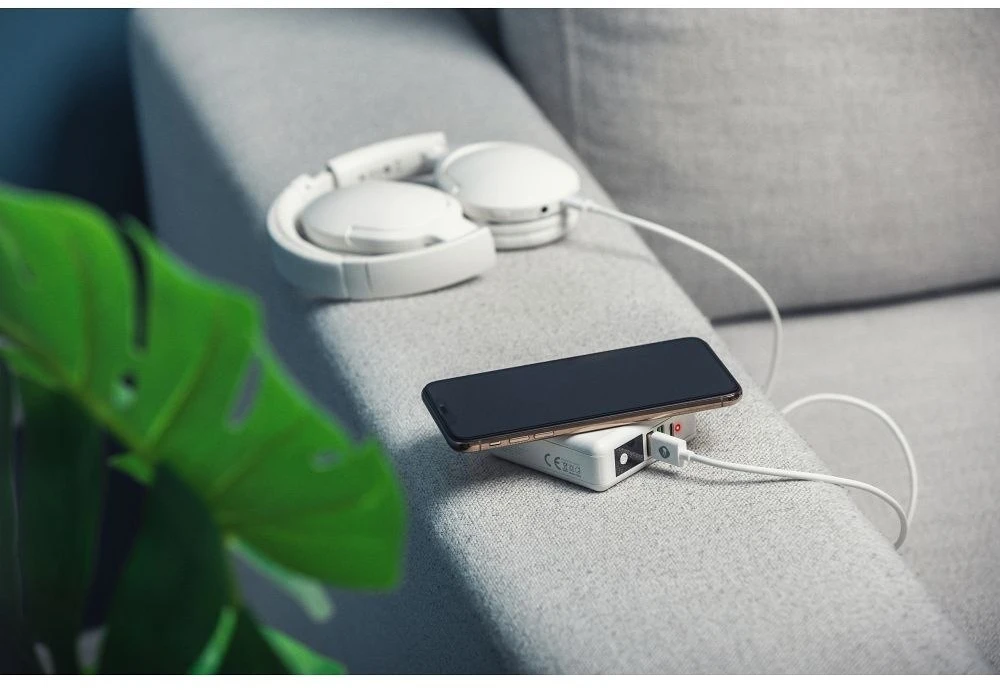 Daugiafunkcis įkroviklis Forcell F-Energy 4in1 2 x USB A + USB C 15W + išorinė baterija 8000mAh + belaidis įkrovimas baltas