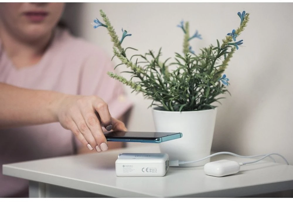 Daugiafunkcis įkroviklis Forcell F-Energy 4in1 2 x USB A + USB C 15W + išorinė baterija 8000mAh + belaidis įkrovimas baltas
