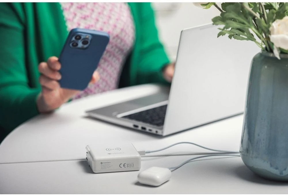 Daugiafunkcis įkroviklis Forcell F-Energy 4in1 2 x USB A + USB C 15W + išorinė baterija 8000mAh + belaidis įkrovimas baltas