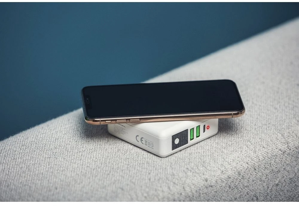 Daugiafunkcis įkroviklis Forcell F-Energy 4in1 2 x USB A + USB C 15W + išorinė baterija 8000mAh + belaidis įkrovimas baltas