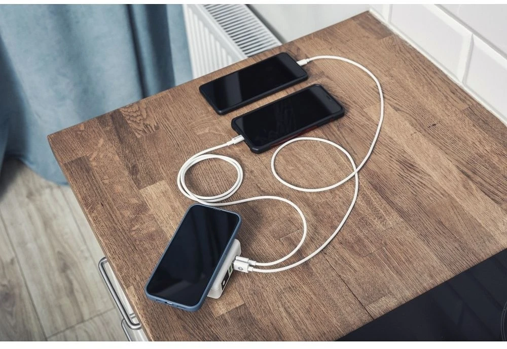 Daugiafunkcis įkroviklis Forcell F-Energy 4in1 2 x USB A + USB C 15W + išorinė baterija 8000mAh + belaidis įkrovimas baltas