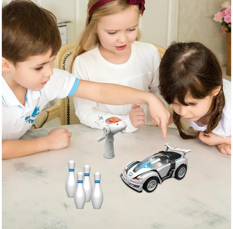 Edukacinis surenkamas automobilis su dinaminiu užvedimu ir boulingo žaidimu