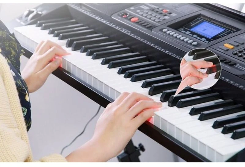 Elektroninis klavišinis instrumentas su 61 klavišu ir mokymosi funkcija