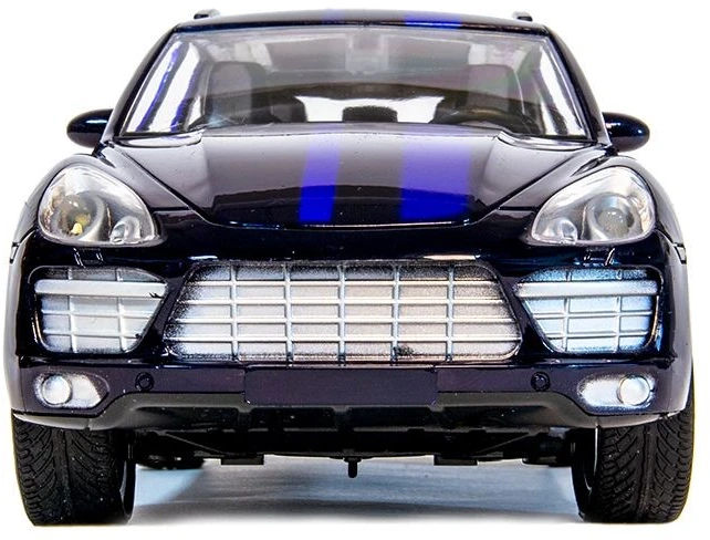 Greitas nuotoliniu būdu valdomas automobilis su mėlynu piešiniu
