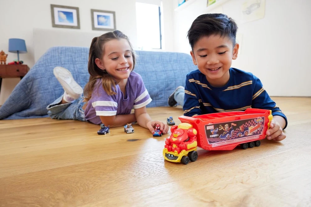 Sunkvežimis Marvel Hulkbuster Hauler Truck iš Hot Wheels RacerVerse, telpa 10 vnt.