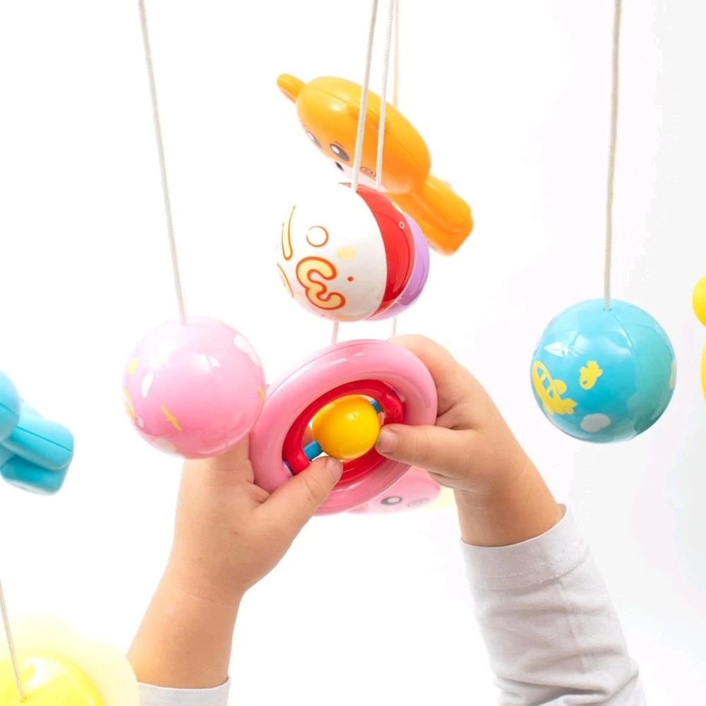 Karuselė su šviesos projektoriumi virš lovytės Baby Mix pilka
