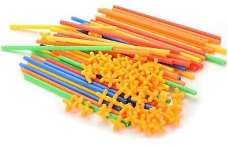 Konstrukcinės spalvotos plastikinės šiaudelės apie 900 vnt kibire